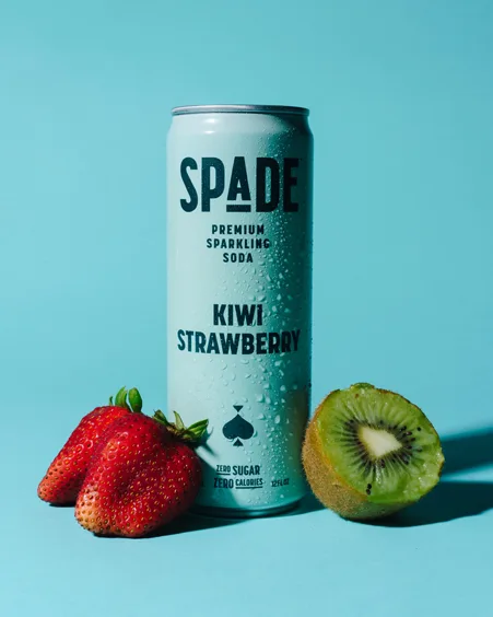 A can of Spade Kiwi Strawberry sparkling soda stands against a light blue background